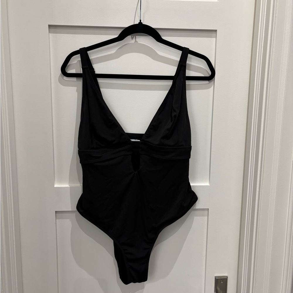 BRAND NEW NEVER WORN (washed once) ONE PIECE BATHING SUIT. AMAZING CONDITION!!